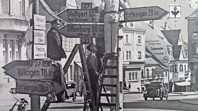 Unsere Aufnahme zeigt, wie der Rathausplatz in Donaueschingen Mitte der Dreißigerjahre Jahre ausgesehen hat. Das blieb auch etliche ...