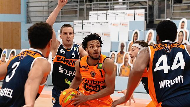 Einer gegen alle: Schwenningens Point Guard Nate Britt (am Ball) war mit 23 Punkten Topscorer seiner Mannschaft.