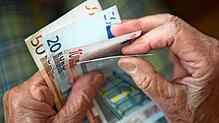 Eine ältere Frau zählt Geld. Auch die Rentner werden vom Fiskus nicht verschont.