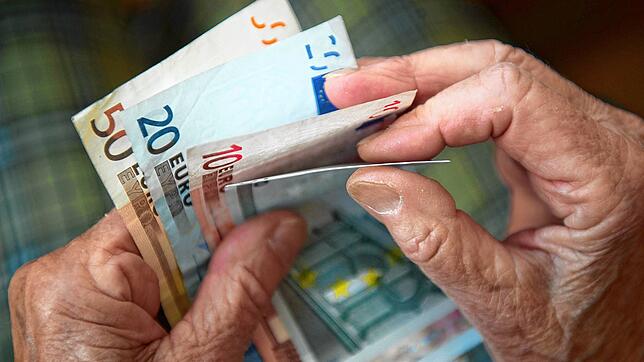 Eine ältere Frau zählt Geld. Auch die Rentner werden vom Fiskus nicht verschont.