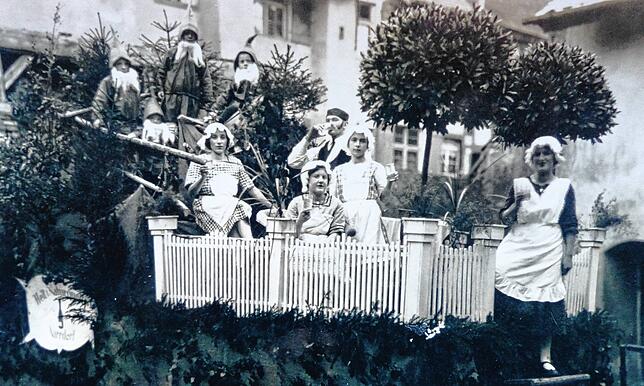Vermutlich in den 60er-Jahren entstand dieses Foto mit den Zwergen und Frauen beim Umzug durch Markdorf.