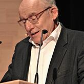Der Referent Eberhard Fritz bei seinem Vortrag im fast voll besetzten katholischen Pfarrzentrum.