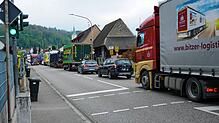 Auf der Ortsdurchfahrt Schwörstadt stehen lange Fahrzeugkolonnen. Ursache ist eine halbseitige Sperrung aufgrund eines Wasserrohrbruchs ...