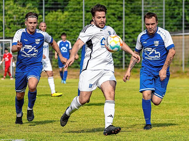 Spannung pur: An die Aufstiegsspiele im Juni 2023 gegen den FC Hauingen erinnert sich Kevin Lajthia (Mitte) gern. Ein erstes Wiedersehen ...