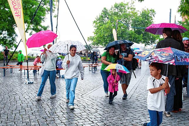 Bild 19: Stimmung top, Wetter egal: Das war der Samstag beim Überlinger Promenadenfest in Bildern