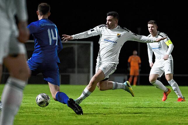Trikottausch: Francesco Seidita (Mitte) – hier noch im weißen Dress des SV 08 Laufenburg II in der Partie am 6. April gegen den ...