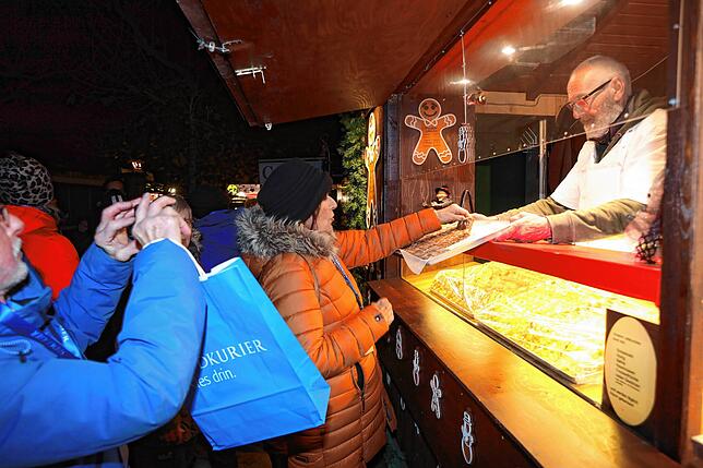 Dann darf probiert werden. Und es gibt noch einige Informationen zu den Lebkuchen.
