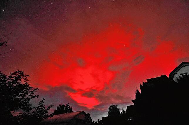 Gegen 2 Uhr nachts sind hinter den Wolken starke Polarlichter am Himmel über Donaueschingen zu sehen.