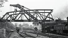 Die alte Brücke Schwenninger Straße wurde 1973 abgerissen. Ihr Nachfolgerin ist jetzt in die Schlagzeilen geraten. Im Hintergrund ist ...