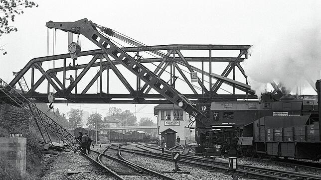 Die alte Brücke Schwenninger Straße wurde 1973 abgerissen. Ihr Nachfolgerin ist jetzt in die Schlagzeilen geraten. Im Hintergrund ist ...