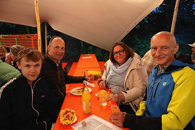 Bild 5: Gute Stimmung trotz schlechtem Wetter auf dem Ostracher Eichbühlfest