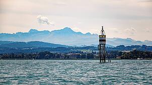 Der Leuchtturm im Bodensee, im Hintergrund der Säntis.