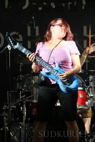 Die Gitarre haben die "ob8blech"ler bei den Grfenbergern "geklaut". Sabrina aus dem Publikum durfte auf der Bühne zu rockigen Rhythmen ...