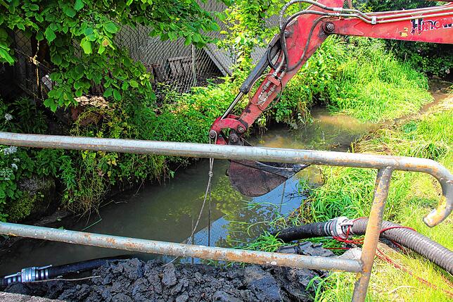 Bild 22: Großeinsatz für die Feuerwehren in Sumpfohren: Ein Gebäude des Hofs Bogenschütz brennt