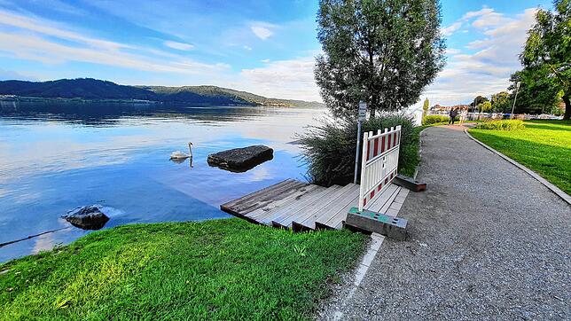 Uferpark Bodman am Freitag. Das Holzdeck in der Nähe vom Gallardo ist unter Wasser