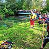 Der Wasserrettungsdienst der DLRG, Ortsgruppe Engen, zeigte am Aktionstag in Bohlingen den Aufbau einer Flachseilbrücke über die Aach, ...