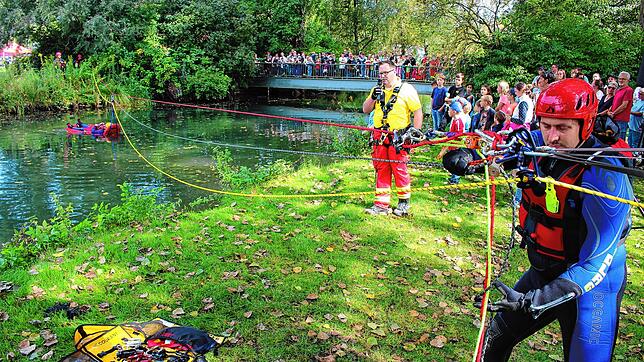 Der Wasserrettungsdienst der DLRG, Ortsgruppe Engen, zeigte am Aktionstag in Bohlingen den Aufbau einer Flachseilbrücke über die Aach, ...