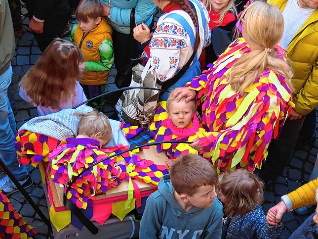 Buntes Narrentreiben in der Altstadt.