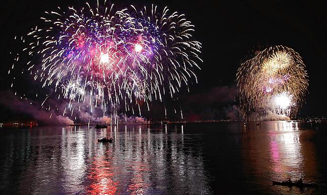 Das gemeinsame Finale von Konstanz und Kreuzlingen. Pyrotechniker Joachim Berner hat sein Feuerwerk (links) filigran inszeniert. Diesen ...
