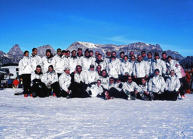 Das Skilehrerteam posiert im Jahr 2000 für ein Gruppenfoto. Durch die große Anzahl an ehrenamtlichen Lehrern kann stets ein breites ...