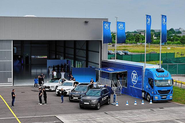 Um seine Neuheiten zu präsentieren, hat ZF einen kleinen Flughafen in Zweibrücken gemietet. Journalisten konnten die bis zu 700 PS ...