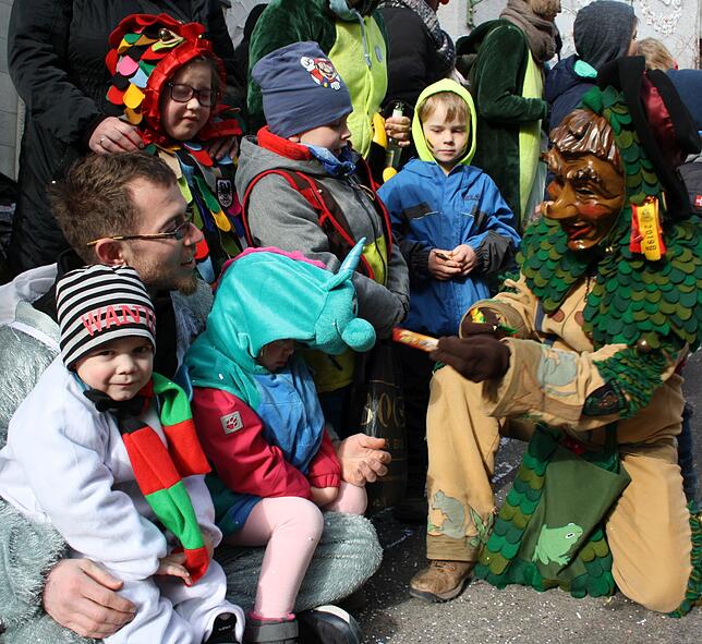 Zu Kindern sind Narren immer freundlich und spendabel.