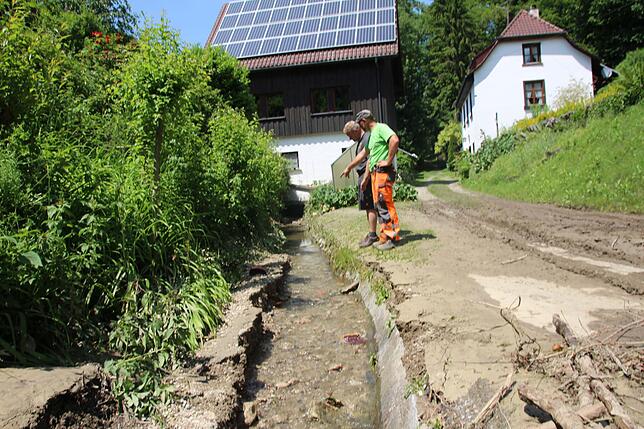 Die Mitarbeiter des Betriebshofs räumen nach dem schweren Unwetter auf.