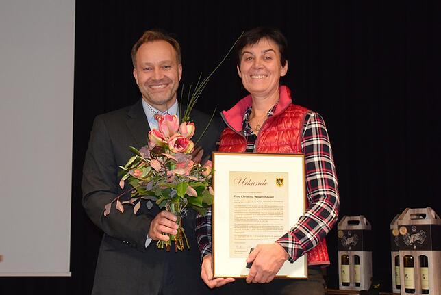 Bürgermeister Matthias Weckbach überreichte Christina Wiggenhauser die Ehrennadel der Gemeinde.
