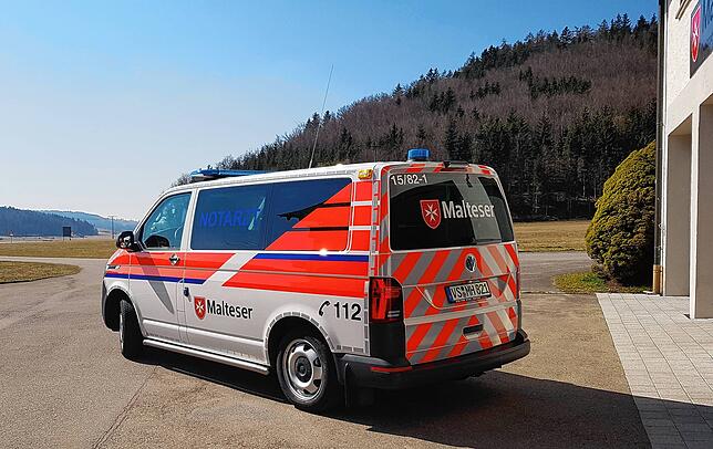 Das vor einem Jahr neu angeschaffte Notfall-Einsatzfahrzeug (NEF) ist auf dem Weg zu einem Einsatz.