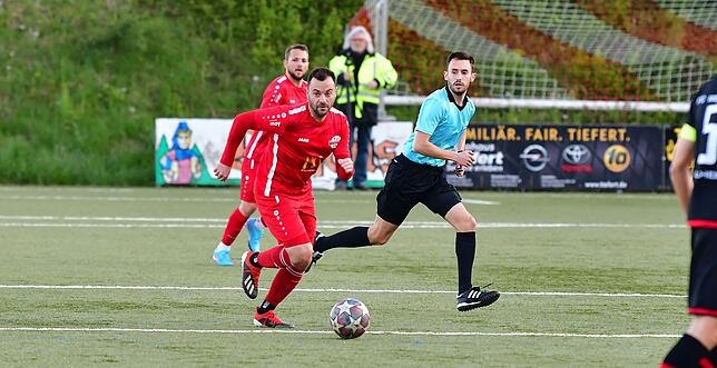 Bild 20: FC Rot-Weiß Weilheim besiegt den FC Wallbach im &bdquo;Duell am Strich&ldquo; mit 3:1 &ndash; wir haben die Bilder!