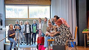 Verena Müller-Möck, Karin Binkert-Hörmann, Lorena Groß, Susanne Dilger und der Schonacher Chor „So Schee“ bei einer Probe im Haus des ...