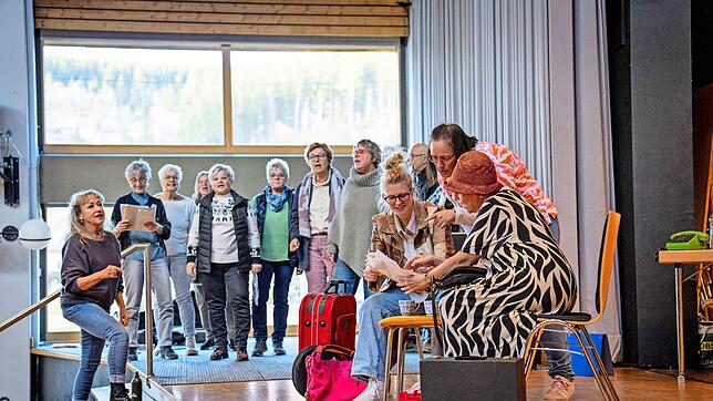 Verena Müller-Möck, Karin Binkert-Hörmann, Lorena Groß, Susanne Dilger und der Schonacher Chor „So Schee“ bei einer Probe im Haus des ...