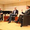 Der katholische Pfarrer Bernd Walter (links) und die evangelische Dekanin Regine Klusmann im Gespräch mit Stefan Hilser (Mitte), ...