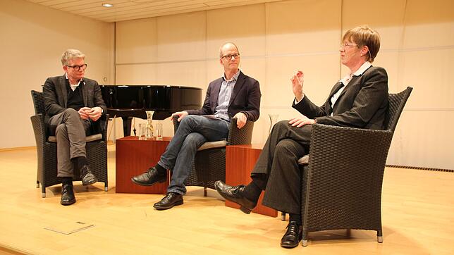 Der katholische Pfarrer Bernd Walter (links) und die evangelische Dekanin Regine Klusmann im Gespräch mit Stefan Hilser (Mitte), ...