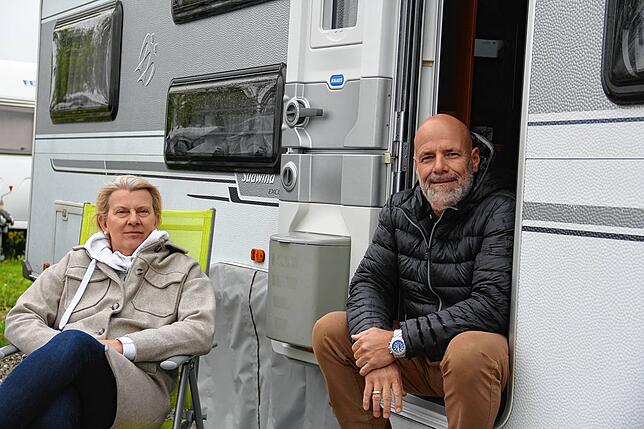 „Das ist unlogisch“: Annette und Joachim Spitz können nicht nachvollziehen, weshalb sie im eigenen Gefährt nicht die Decke ...