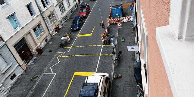 Das ist der Blick auf den temporären Übergang in der Brauneggerstraße. Diese Ampel wird bei Bedarf gedrückt.