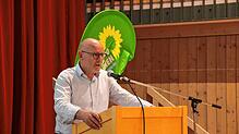 Landesverkehrsminister Winfried Hermann am Pult in der Meersburger Sommertalhalle.