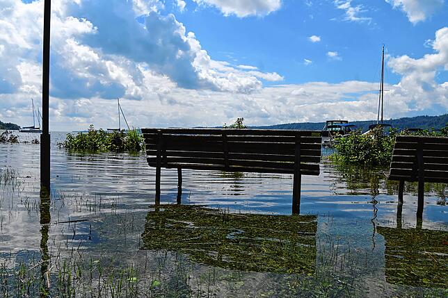Einige Bänke in Ludwigshafen stehen inzwischen komplett im Wasser.