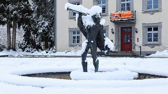 Der Trompeter von Säckingen trägt eine üppige Schneehaube.
