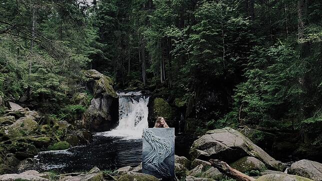 Paulina Vogt mit einem ihrer Schwarzwaldbilder am Krai-Woog-Gumpen.