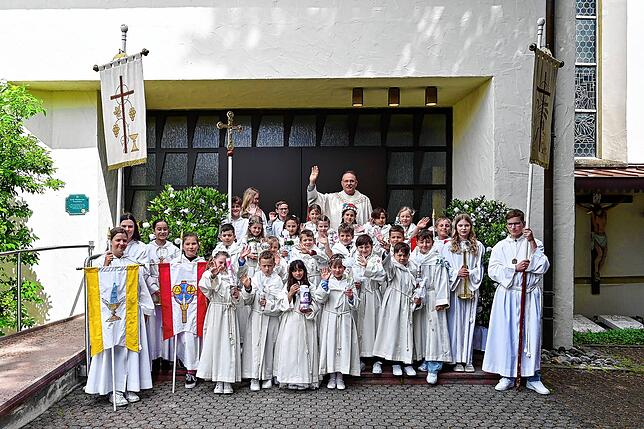 19 Kinder aus Immenstaad feierten in der Kirche St. Jodokus ihre Erstkommunion: Emilia Bisanz, Elina Gerber, Frieda Karg, Phil ...