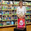Petra Wucherer, Leiterin der Stadtbibliothek, beim Packen eines Überraschungspakets.
