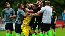 Robin Windey, Torhüter des FC Steißlingen, wird von seinen Mannschaftskollegen nach zwei parierten Elfmetern gefeiert.