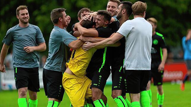 Robin Windey, Torhüter des FC Steißlingen, wird von seinen Mannschaftskollegen nach zwei parierten Elfmetern gefeiert.