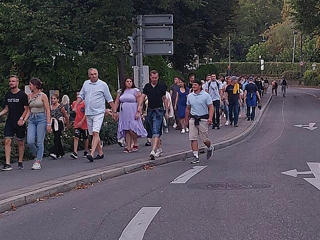 Die Konzilstraße ist für Autos inzwischen gesperrt, ganze Karawanen von Fußgängern sind unterwegs zum Festgelände.