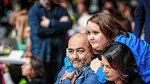Die wiedergewählten Parteichefs Omid Nouripour (links) und Ricarda Lang. Rechts von ihnen sitzt Außenministerin Annalena Baerbock.