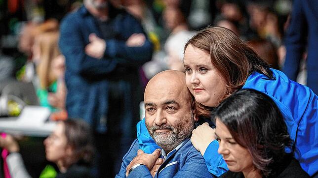 Die wiedergewählten Parteichefs Omid Nouripour (links) und Ricarda Lang. Rechts von ihnen sitzt Außenministerin Annalena Baerbock.
