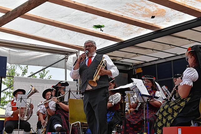 Der Dirigent der Trachtenkapelle Rothaus Michael Maisch beim Waldfest in Birkendorf: Er dirigierte, sang und begeisterte auch ...