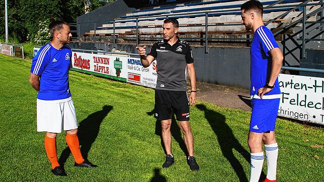 Sein Wort hat Gewicht: Carmine Marinaro gibt beim Training seinen Lauchringer Spielern Albano Lettieri (links) und Tobias Axler wichtige ...