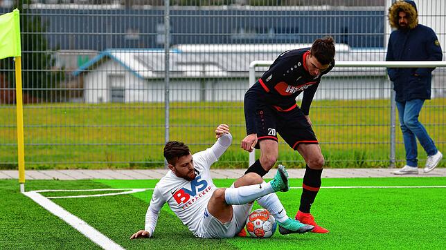 Abwehrbereit: Auf Luigi Lentisco (links) ist Verlass beim FC Erzingen. Der Abwehrspieler hat seine Knieverletzung während der ...